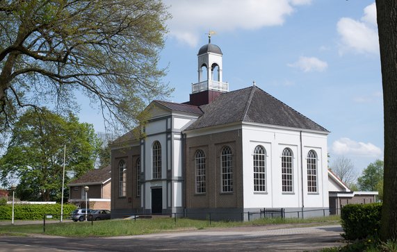 Kerk langs het kanaal van Schoonoord door Arjen de Ruiter (bron: Shutterstock)