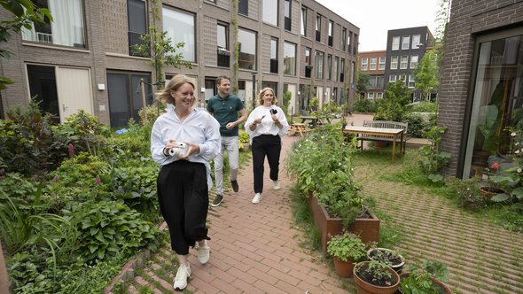 Deelnemers lopen rond in The Hudsons in Rotterdam en bespreken met elkaar welke inzichten ze uit de interviews met bewoners haalden door Frank Hanswijk (bron: ERA Contour)