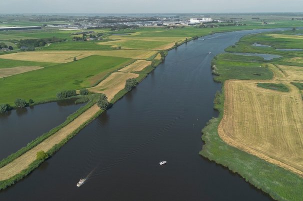 Luchtfoto van een rivier. Zwarte Water met de stad Zwartsluis door AlbHen (bron: Shutterstock)