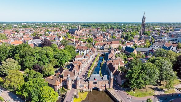 Luchtfoto van Amersfoort met de Koppelpoort door Steve Photography (bron: Shutterstock)