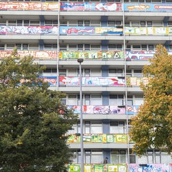 Gijsingflats, opgevrolijkt door een buurtkunstproject van Krista Burger en Kenneth Letsoin ism Foundation Mesh, Rotterdam door Florian Braakman (bron: Florian Braakman)