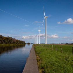 Windturbines aan de rand van het kanaal in de provincie Noord-Holland door Hulshof pictures (bron: shutterstock)