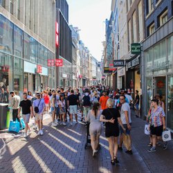 Amsterdam - 10 augustus 2022: Uitzicht op de beroemde winkelstraat de Kalverstraat in de stad Amsterdam, Nederland. door minhanphotos (bron: Shutterstock)