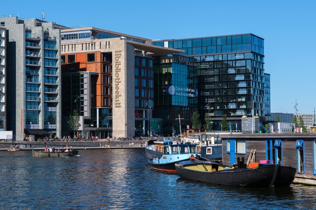 Amsterdam, Netherland door Marc Bruxelle (bron: https://www.shutterstock.com/nl/image-photo/amsterdam-netherlands-22-june-2022-barge-2178417447)