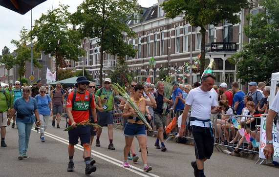 Aankomst deelnemers van de Vierdaagse Nijmegen 2019 door Roger Veringmeier (bron: Wikimedia)