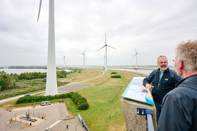 VRO-energiespecialist Jasper Groos bij Windpark Krammer. door Erik Jansen (bron: Ministerie van Volkshuisvesting en Ruimtelijke Ordening)