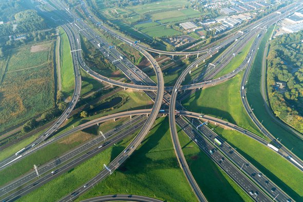 Den Haag, Holland. Aerial view of a multilevel cloverleaf with underpass, overpass and railway. door Aerovista Luchtfotografie (bron: Shutterstock)