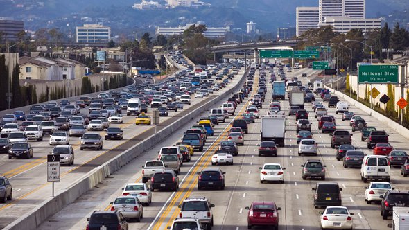 LOS ANGELES - FEB 17: A project to widen the San Diego Freeway, I-405, is underway with closures along adjoining streets on February 17, 2010. door - (bron: Shutterstock)