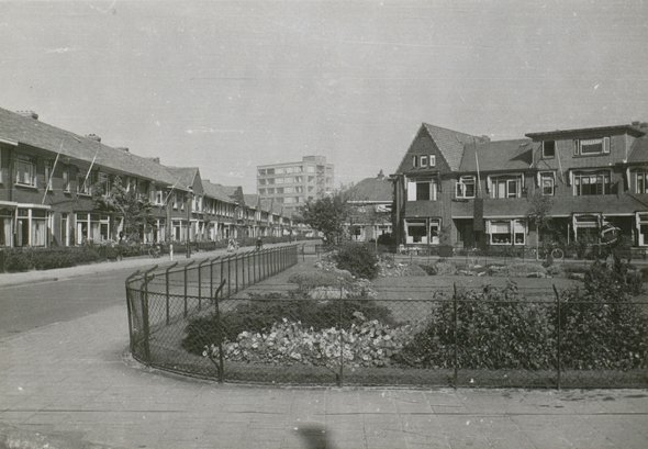 Het plantsoen omstreeks 1960 door W.F. van Oosten (bron: Stadsarchief Delft)