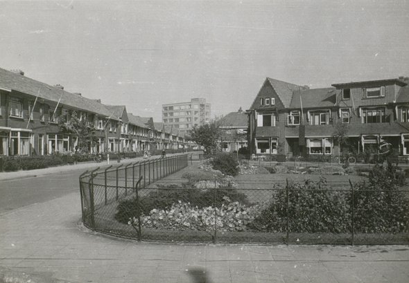 Het plantsoen omstreeks 1960 door W.F. van Oosten (bron: Stadsarchief Delft)