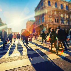 Menigte mensen op straat door BABAROGA (bron: shutterstock.com)