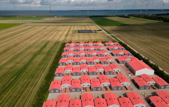 Huizen voor seizoenarbeiders in het agrarisch gebied, Flevoland, Nederland. door corlaffra (bron: shutterstock)