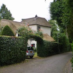 Wonen aan de Schoolpad in Laren door Tulp8 (bron: Wikimedia Commons)