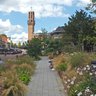 Kleurrijke kerktuin en stadhuistoren