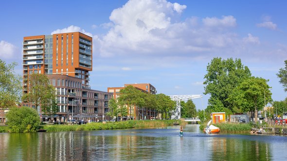 Piushavenlandschap, een uitgestrekt gebied grenzend aan de binnenstad van Tilburg. Het gebied ontwikkelt zich van een voormalige industriehaven naar een levendige verstedelijkte omgeving aan het water. door TonyV3112 (bron: Shutterstock)