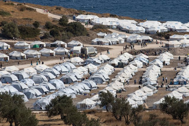 Nieuw tijdelijk vluchtelingenkamp Kara Tepe met UNHCR-tenten op het eiland Lesbos, na de brand in de hotspot Moria in september. door Nicolas Economou (bron: Shutterstock)