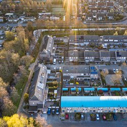 Luchtfoto van woonwijk in Waalwijk door Alseenrodelap.nl - Elco (bron: shutterstock)
