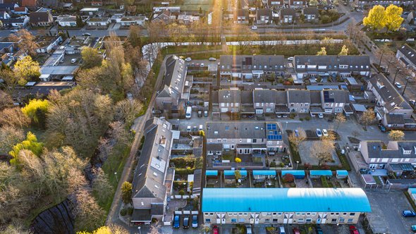 Luchtfoto van woonwijk in Waalwijk door Alseenrodelap.nl - Elco (bron: shutterstock)