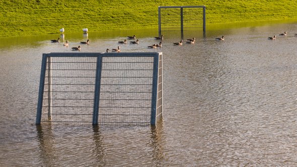 Voetbalveld tijdens overstroming van de IJssel in Rheden door Daan Kloeg (bron: Shutterstock)