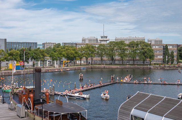 Zwemmen bij het Marineterrein in Amsterdam door Claudine Van Massenhove (bron: Shutterstock)