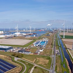 Luchtfoto van windmolens in de Eemshaven door Steve Photography (bron: Shutterstock)