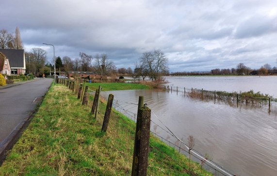 Hoogwater in de rivier de Ijssel door Picture-Partners (bron: Shutterstock)