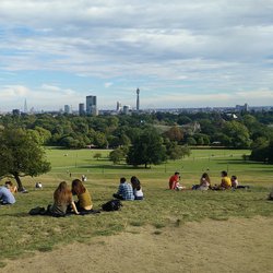 groen stad mensen park Primrose Hill - Pixabay, 2020 door maovice123 (bron: gente sentada)