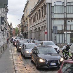 Verkeer in de binnenstad van Milaan door Luca Ponti (bron: Shutterstock)