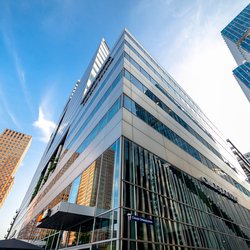 Architectuur van hedendaagse moderne hoogbouw in het financiële district in Amsterdam met reflecterende buitengevels door Maarten Zeehandelaar (bron: Shutterstock)