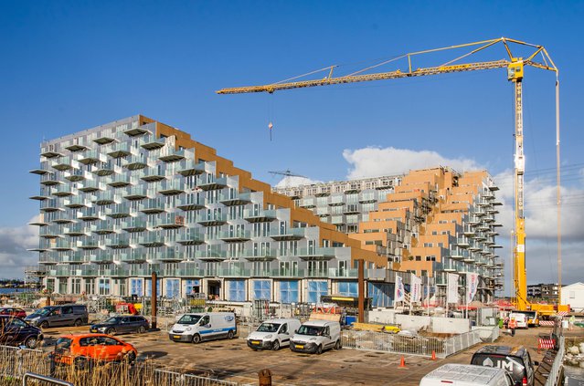 Amsterdam, The Netherlands, February 11, 2022: construction site with crane of the Sluishuis residential building in IJburg neighbourhood under a blue sky door Frans Blok (bron: Shutterstock)