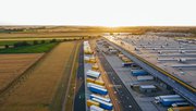 Luchtfoto van het distributiecentrum, drone-fotografie van de industriële logistieke zone. door marcinjozwiak (bron: Shutterstock)