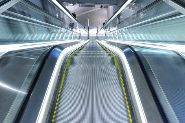 Roltrap naar de metro, Noordzuidlijn door Hester Hielkema (bron: Shutterstock)