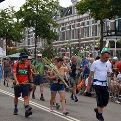 Aankomst deelnemers van de Vierdaagse Nijmegen 2019 door Roger Veringmeier (bron: Wikimedia)