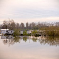 Hoog water - Wikimedia Commons, 2020 door Bert Kaufmann (bron: Wikimedia Commons)