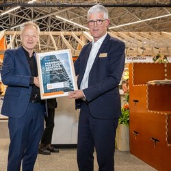 Deltacommissaris Co Verdaas (l) krijgt het derde deel van het Framework overhandigd van Jan Kadijk van stichting Dutch Green Building Council. door Dutch Green Building Council (bron: Dutch Green Building Council)