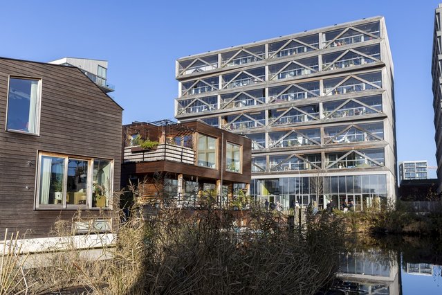 Residentiële gebouwen in Amsterdam door Maarten Zeehandelaar (bron: Shutterstock)