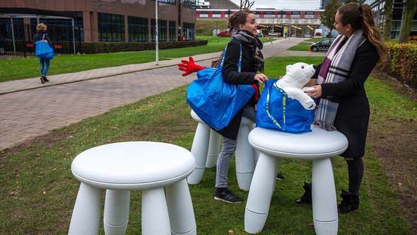 2015.11.25_Levensgrote Ikea-meubels vrolijken wandelroute vanaf Station Bullewijk op_C