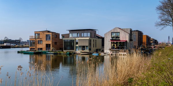 Amsterdam, April 2020. Neighborhood with wooden houses, floating on the water door www.hollandfoto.net (bron: Shutterstock)