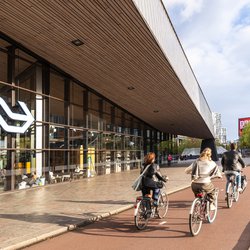 Fietsers bij Rotterdam Centraal door Lea Rae (bron: Shutterstock)