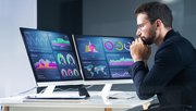 KPI Business Analytics Data Dashboard. Analist met behulp van computer door Andrey_Popov (bron: shutterstock)