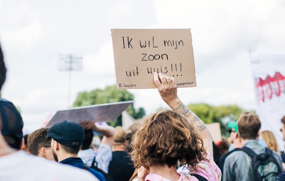 Amsterdam, The Netherlands - 12 September 2021: Woonprotest demonstration against housing crisis in Amsterdam, woman wearing sign door etreeg (bron: Shutterstock)