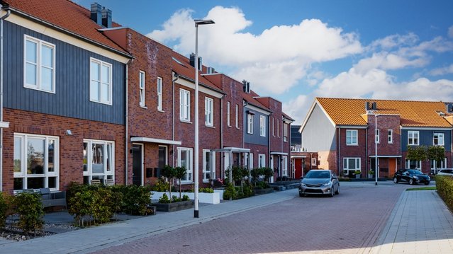 Modern nieuwbouwwijk in Nederland met eigentijdse gezinswoningen door fokke baarssen (bron: shutterstock)