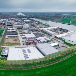 "Bedrijventerrein Broekweg - Wijk bij Duu" (CC BY-NC 2.0) by Dirk-Jan Kraan - Luchtfotografie