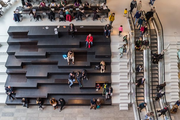 Mensen op de trappen en roltrappen in het Groninger Forum in Nederland door Marc Venema (bron: Shutterstock)