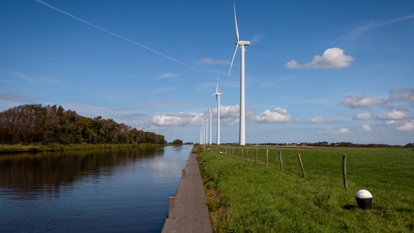 Windturbines aan de rand van het kanaal in de provincie Noord-Holland door Hulshof pictures (bron: shutterstock)