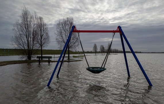Overstroming bij rivier de Lek door MyStockVideo (bron: Shutterstock)