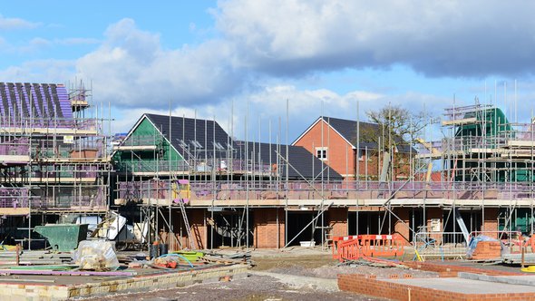 HILPERTON - FEB 21: View of a building site on Feb 21, 2015 in Hilperton, UK. The Wiltshire village is part of the UK's construction boom with the number of new homes being built up 10% since 2013. door 1000 Words (bron: Shutterstock)