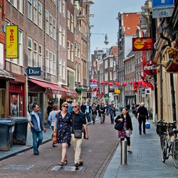 "Amsterdam street" (CC BY-SA 2.0) by Sergey Galyonkin - Flickr door Sergey Galyonkin (bron: Wikimedia Commons)
