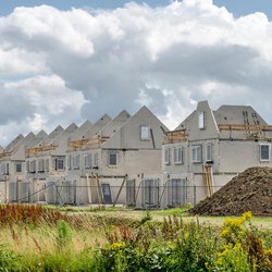 Numansdorp, Nederland, 10 juli 2020: bouwplaats van een rij rijtjeshuizen, met prefab betonnen muren in afwachting van afwerking door Frans Blok (bron: Shutterstock)