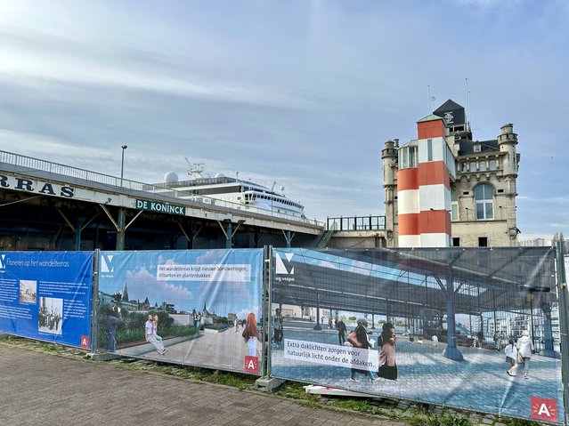Ter hoogte van de cruiseterminal van Antwerpen, met de karakteristieke afdaken. door Kees de Graaf (bron: Gebiedsontwikkeling.nu)